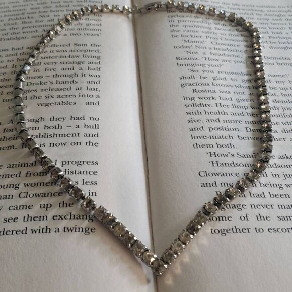 Faux Diamon V Shaped Neckalce - Picture 1 of 10